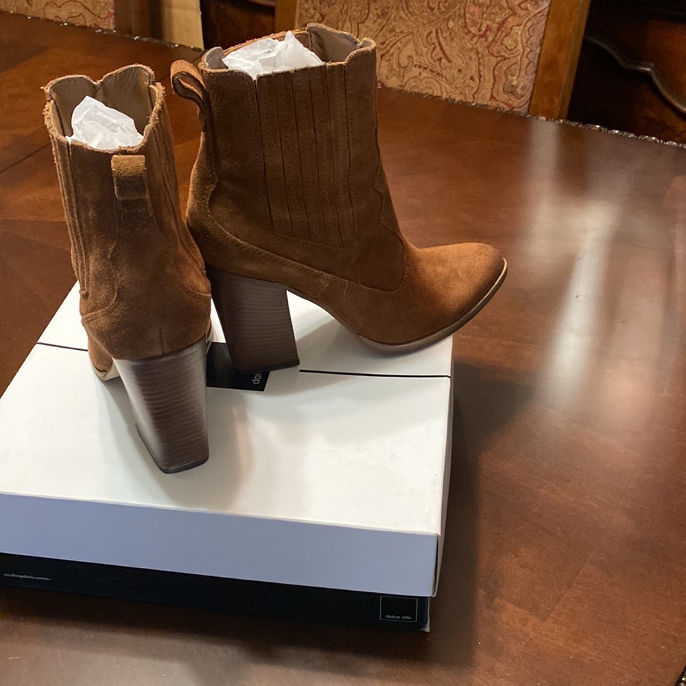 Dolce Vita Suede Boots Worn twice in good condition Size 8.5